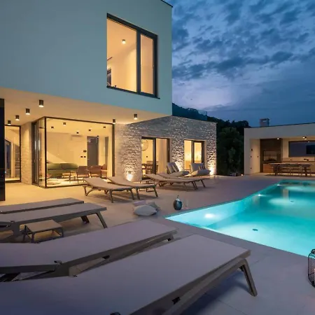 House Almost On Seafront, With Large Garden And Swimming Pool In Porto-vecchio Порто-Веккьо