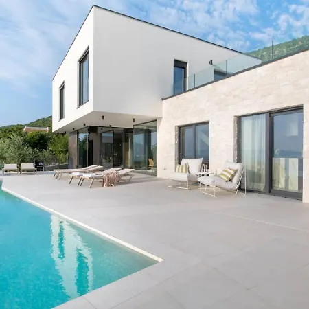House Almost On Seafront, With Large Garden And Swimming Pool In Porto-vecchio * Порто-Веккьо